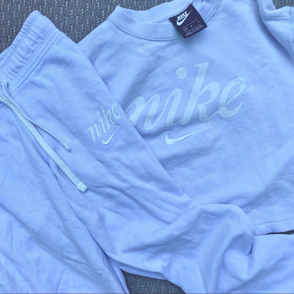 Nike Matching Sweatshirt & Sweatpants